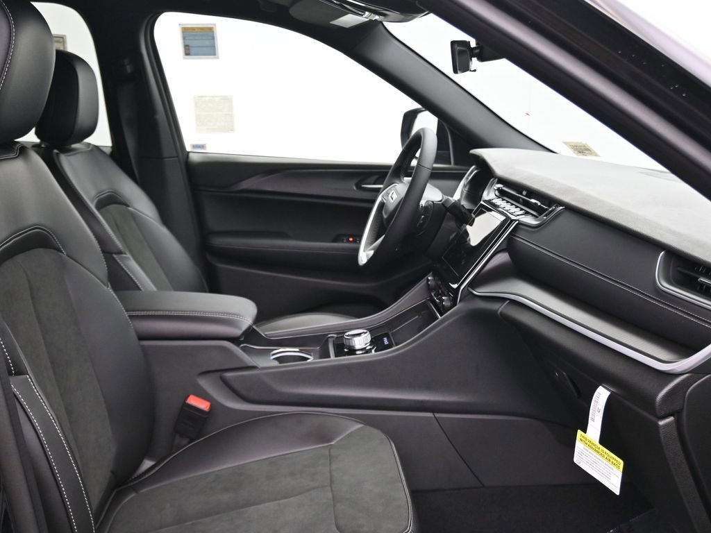 New 2025 Jeep Grand Cherokee L Altitude image 16