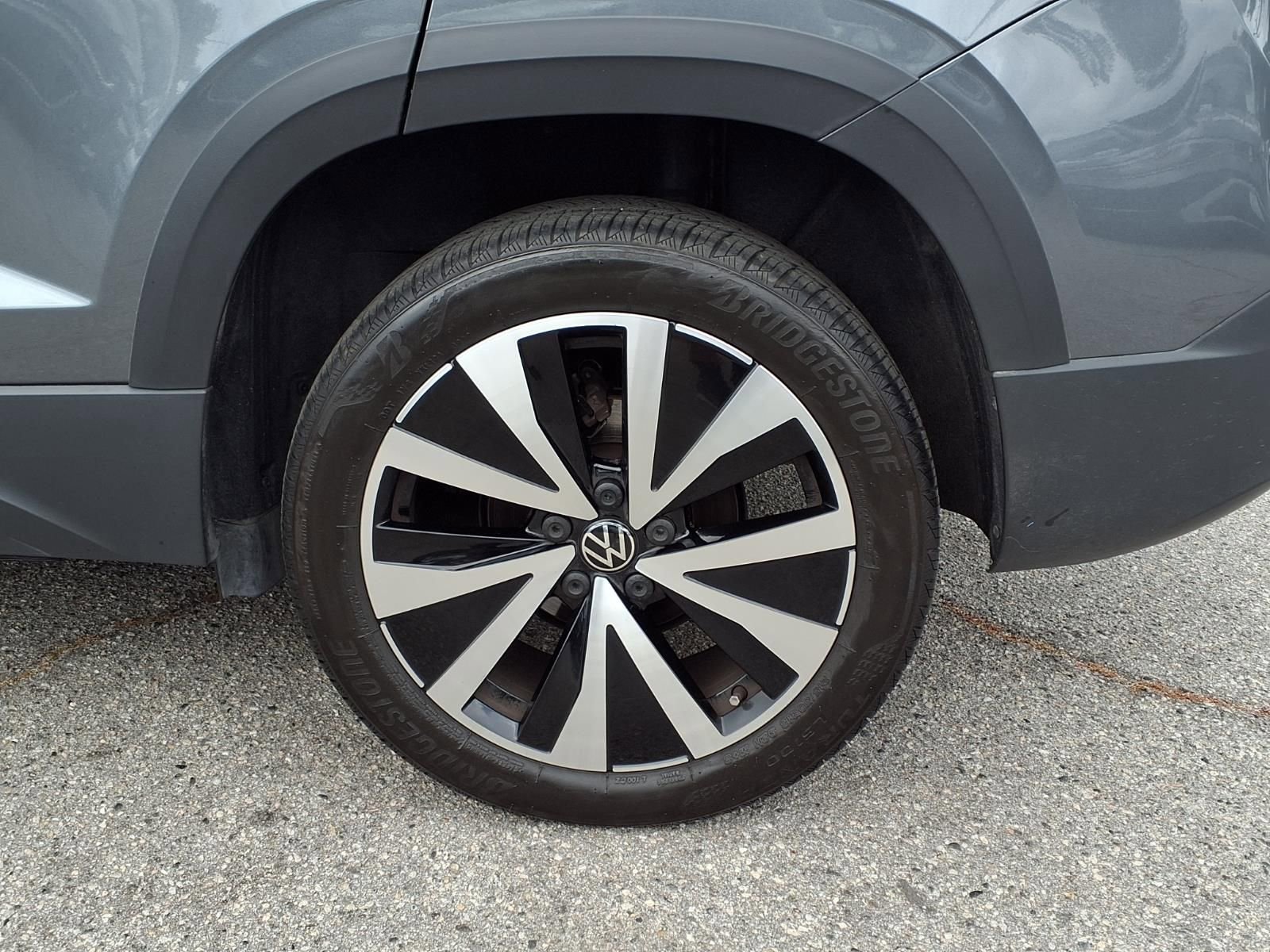 Used 2023 Volkswagen Taos SE w/ Panoramic Sunroof Package FWD image 4