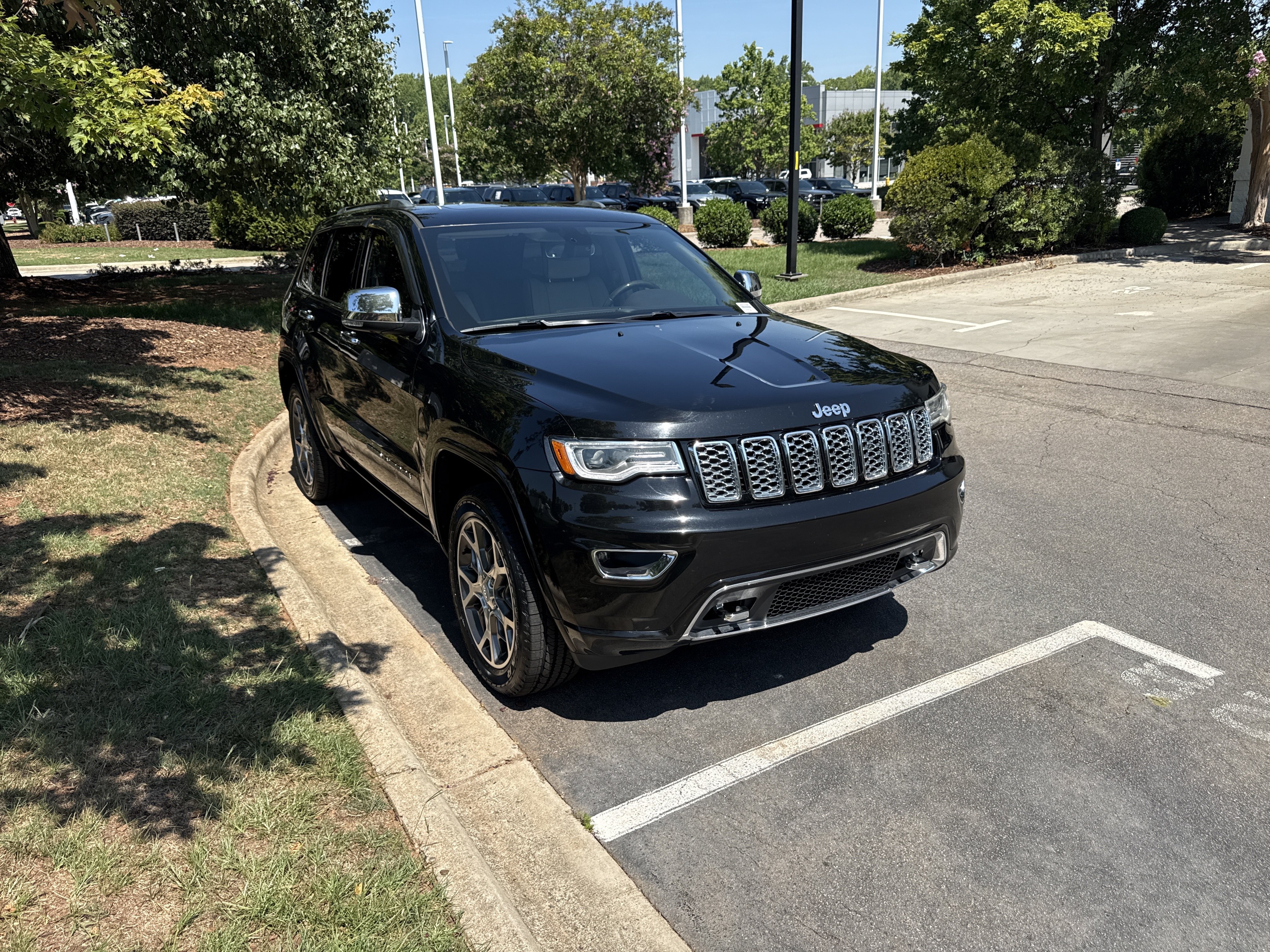 Used 2020 Jeep Grand Cherokee Overland AWD/4WD image 2