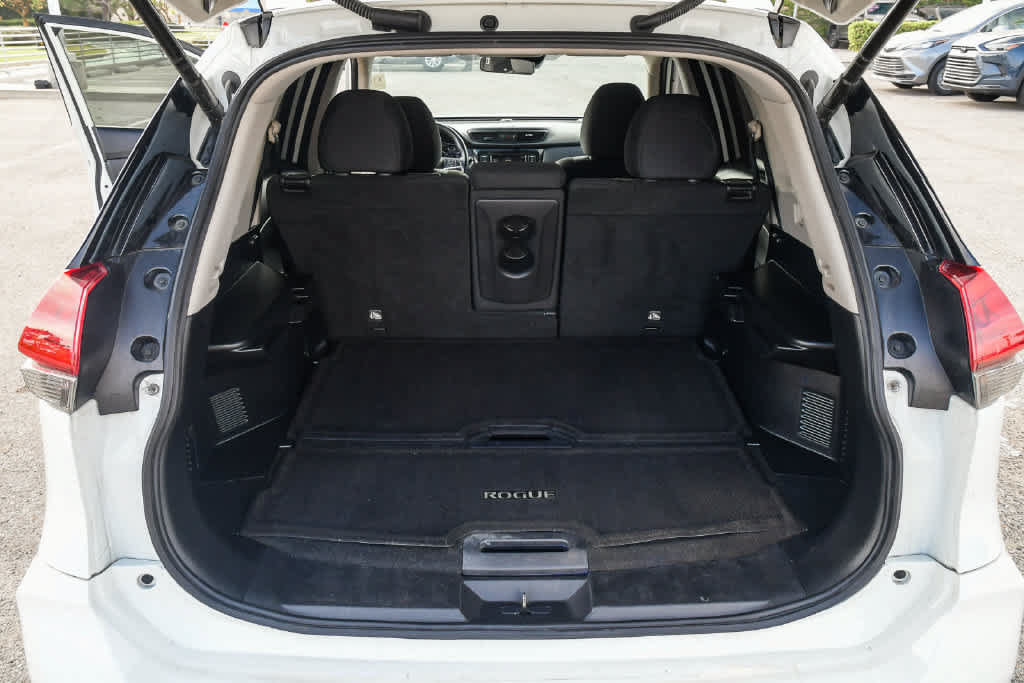 Used 2020 Nissan Rogue SV FWD image 30