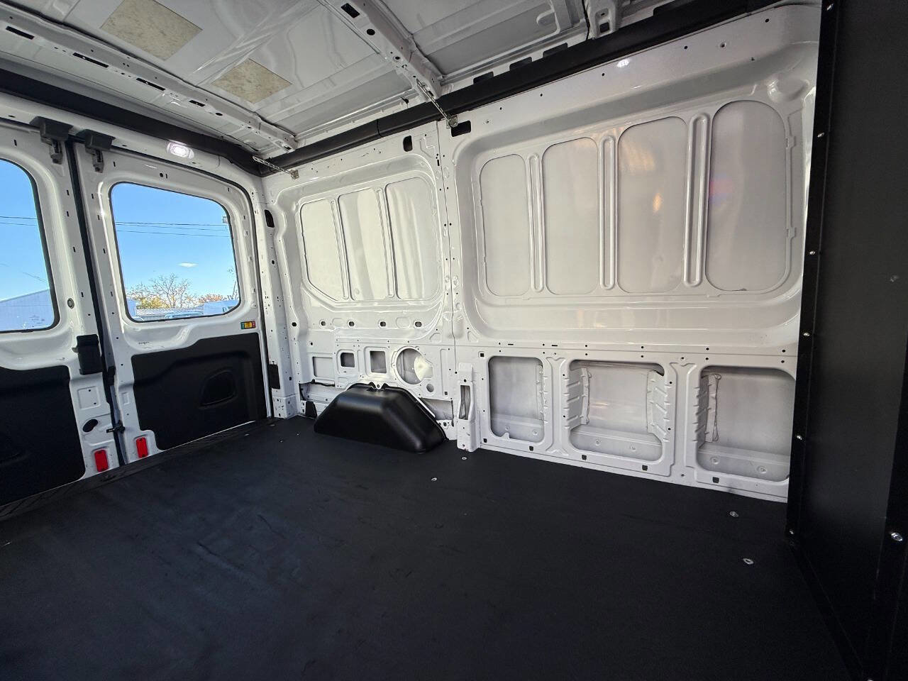 Used 2018 Ford Transit 250 130 Medium Roof image 10