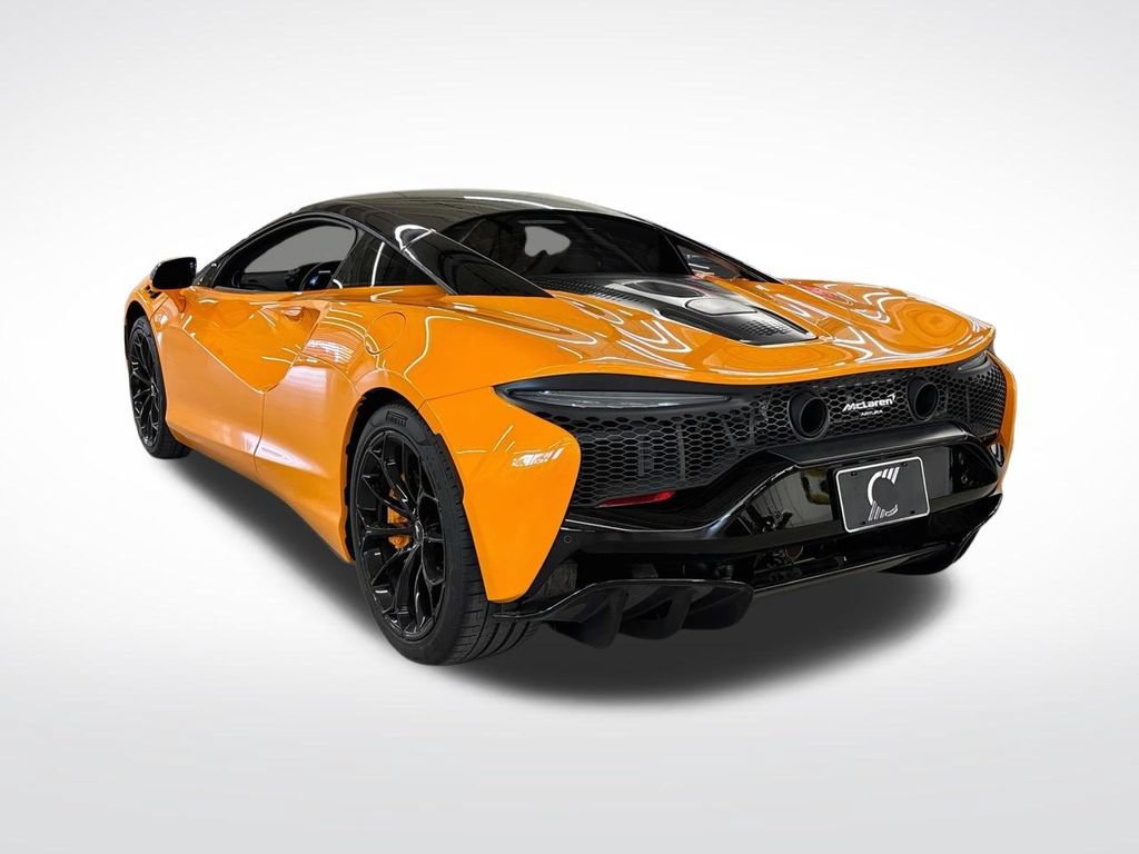 Used 2025 McLaren Artura RWD image 3