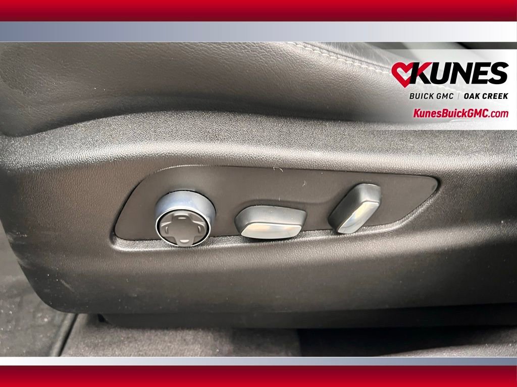 Used 2025 Cadillac XT4 Premium Luxury image 16