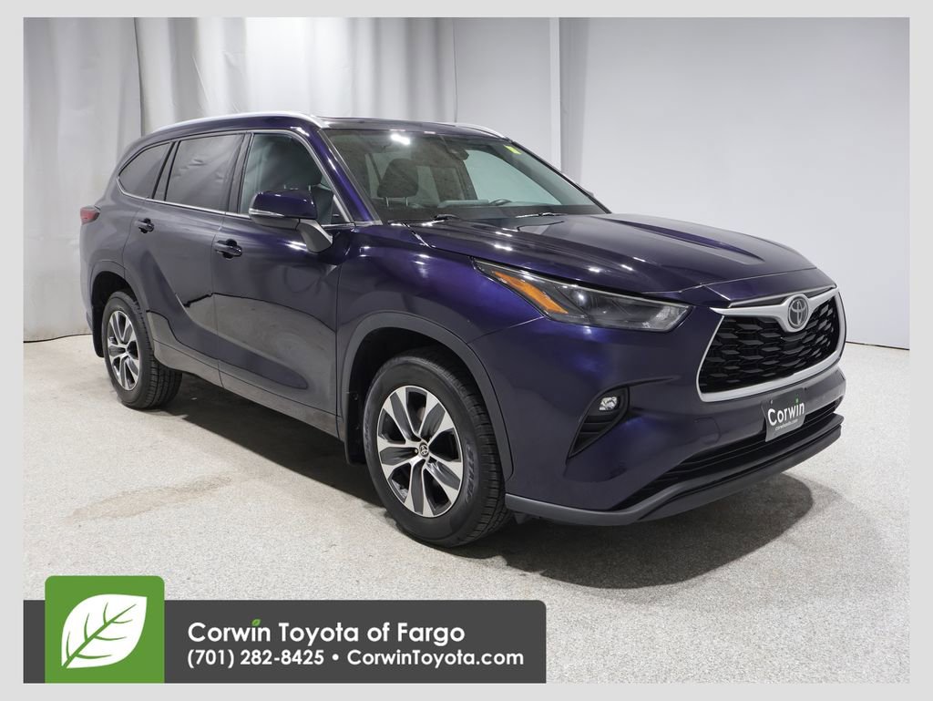 Used 2022 Toyota Highlander XLE AWD/4WD image 1