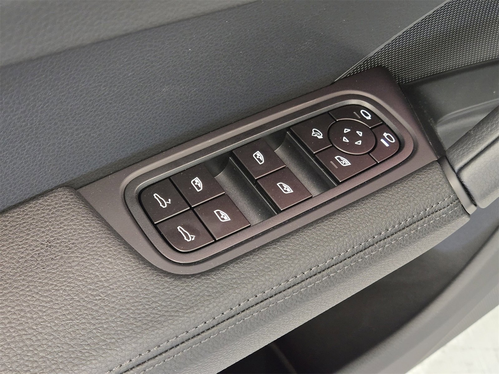 New 2025 Porsche Cayenne image 15