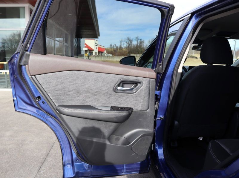 Used 2023 Nissan Rogue SV image 16