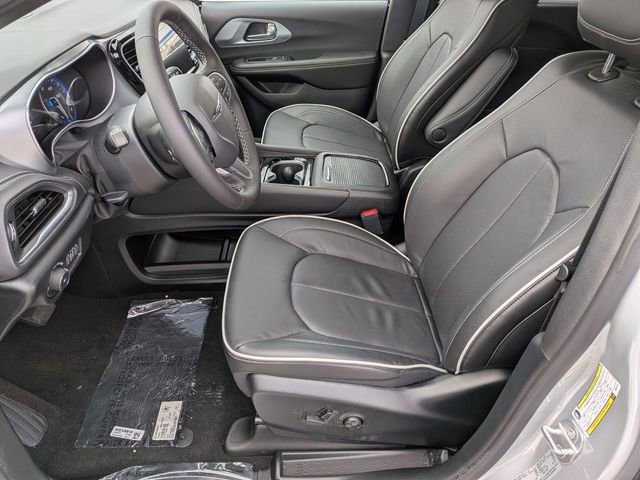 New 2026 Chrysler Pacifica Limited w/ Uconnect Theater Family Group image 11