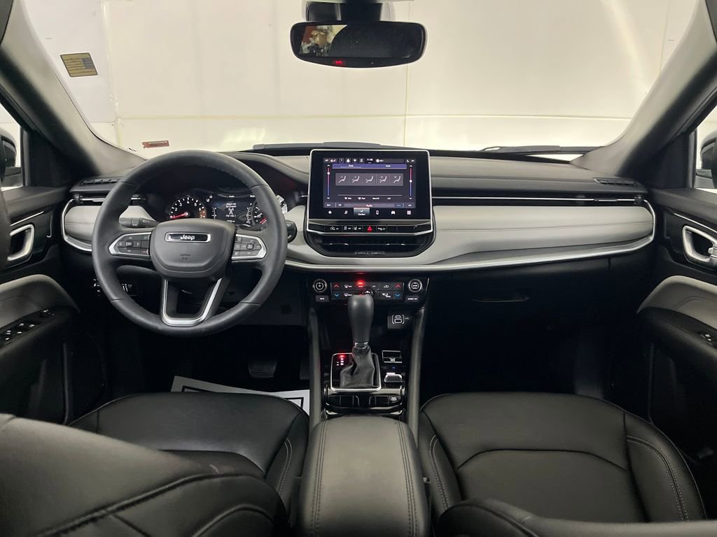 Used 2025 Jeep Compass Limited image 32