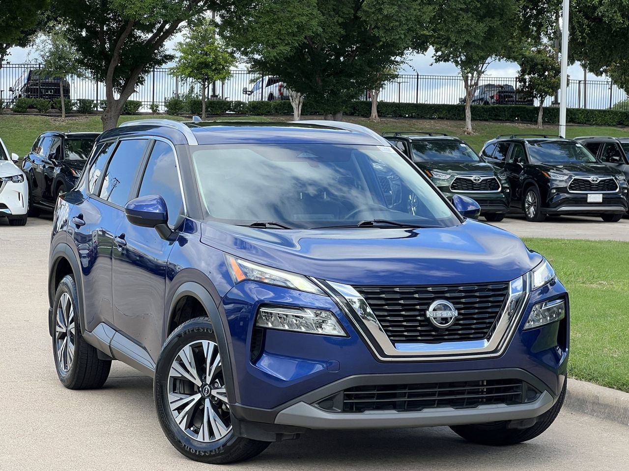 Used 2022 Nissan Rogue SV w/ SV Premium Package FWD image 2