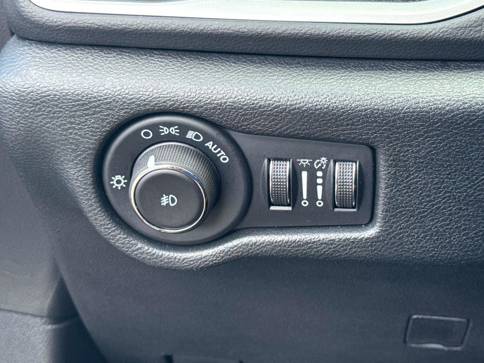 Used 2025 Chrysler Pacifica Select FWD image 32