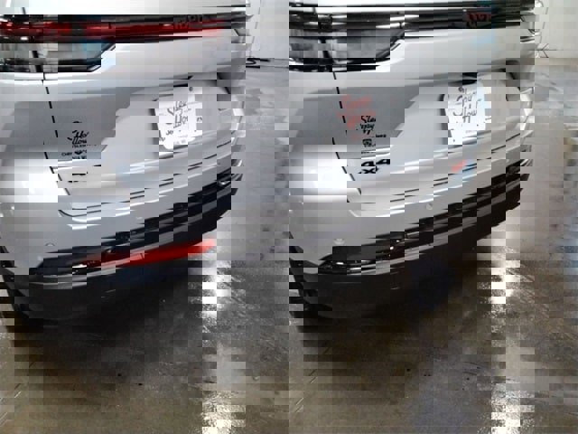 New 2025 Jeep Grand Cherokee Limited w/ Trailer Tow Package image 16