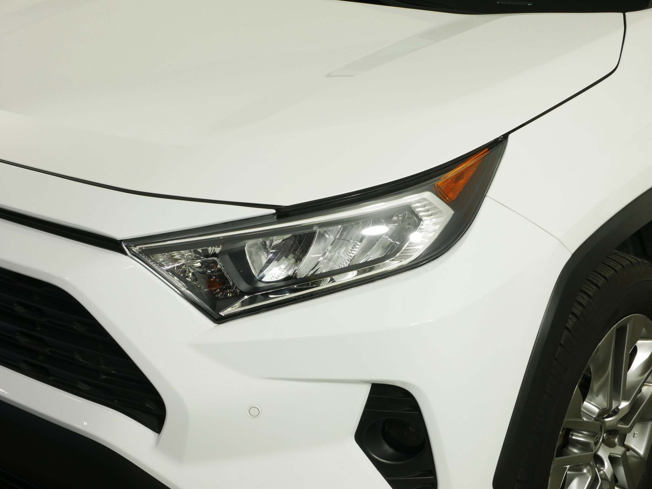 Used 2020 Toyota RAV4 XLE Premium image 9