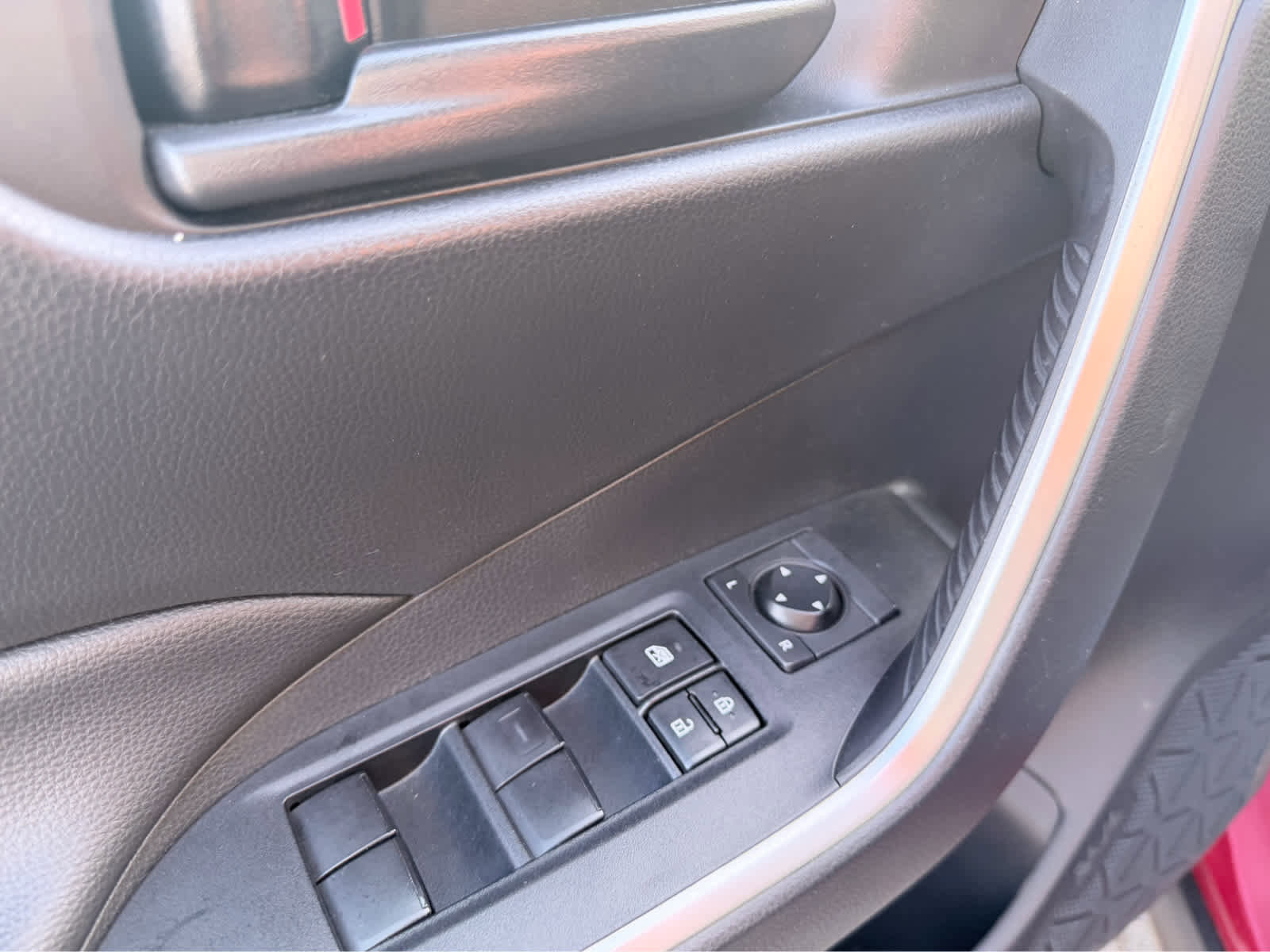 Used 2019 Toyota RAV4 LE image 17