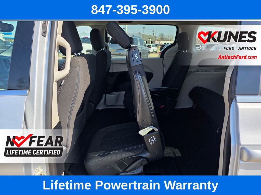 Used 2023 Chrysler Voyager LX image 21