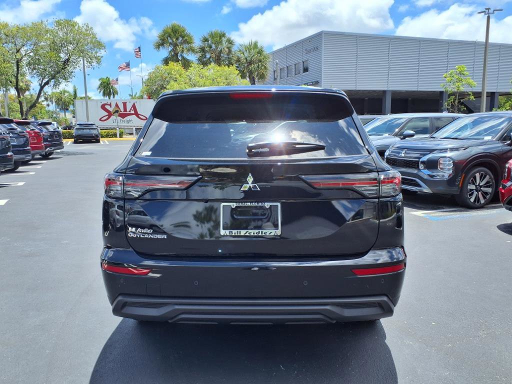 New 2025 Mitsubishi Outlander ES image 4