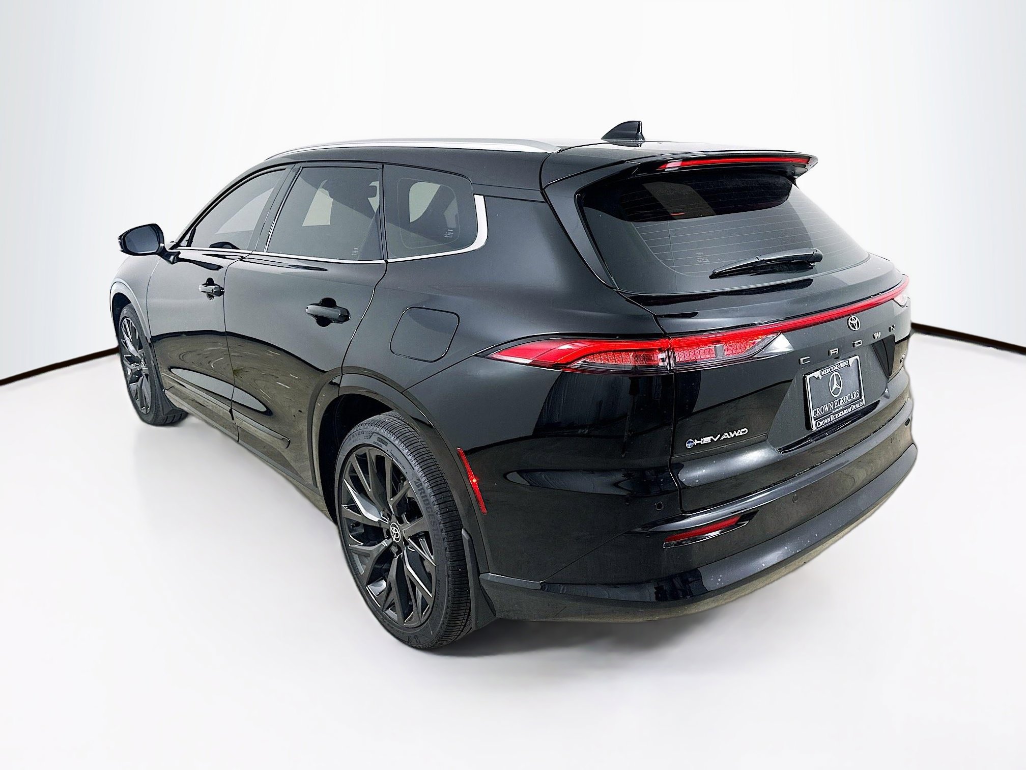 Used 2025 Toyota Crown Signia w/ Advanced Technology Package image 8