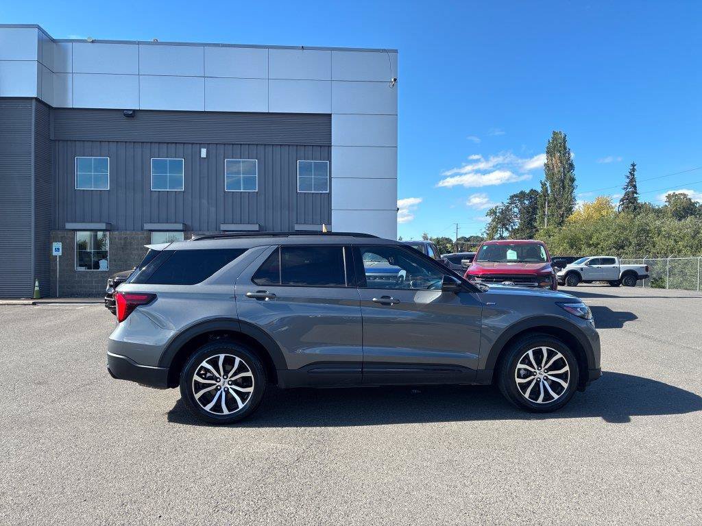 Used 2025 Ford Explorer ST-Line AWD/4WD image 8