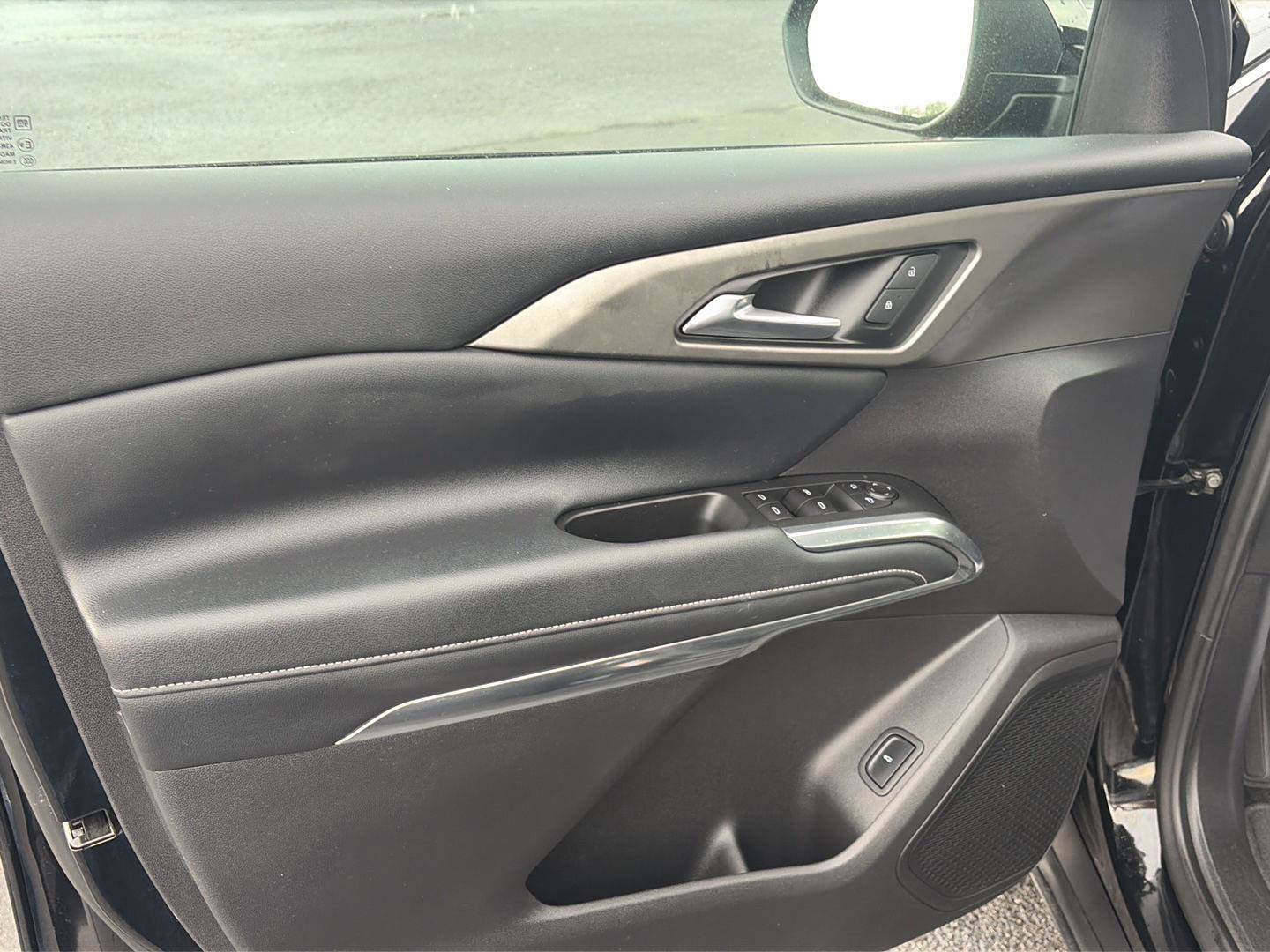 Used 2025 Chevrolet Traverse LT FWD image 9