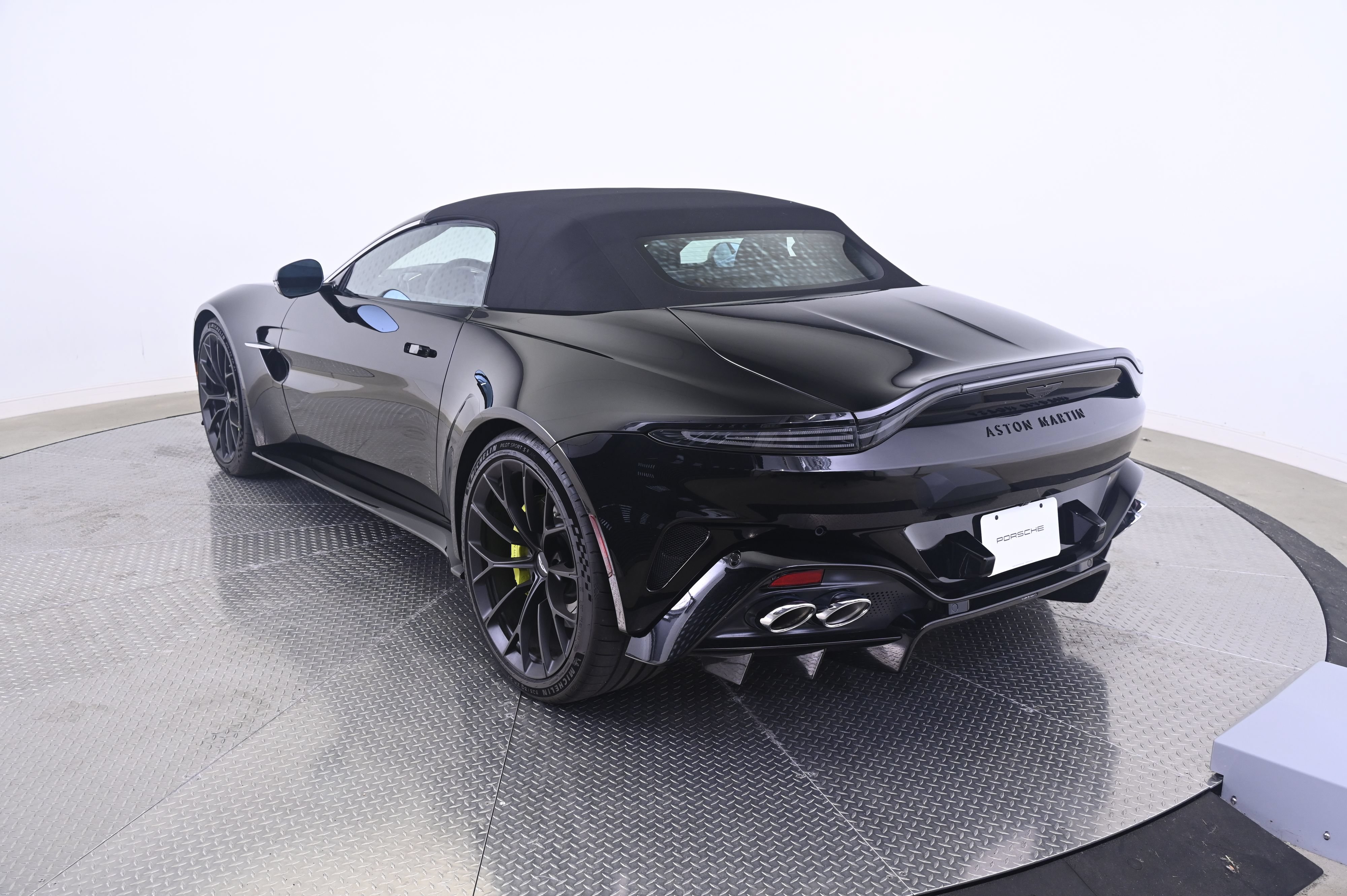 Used 2026 Aston Martin V8 Vantage Coupe RWD image 13