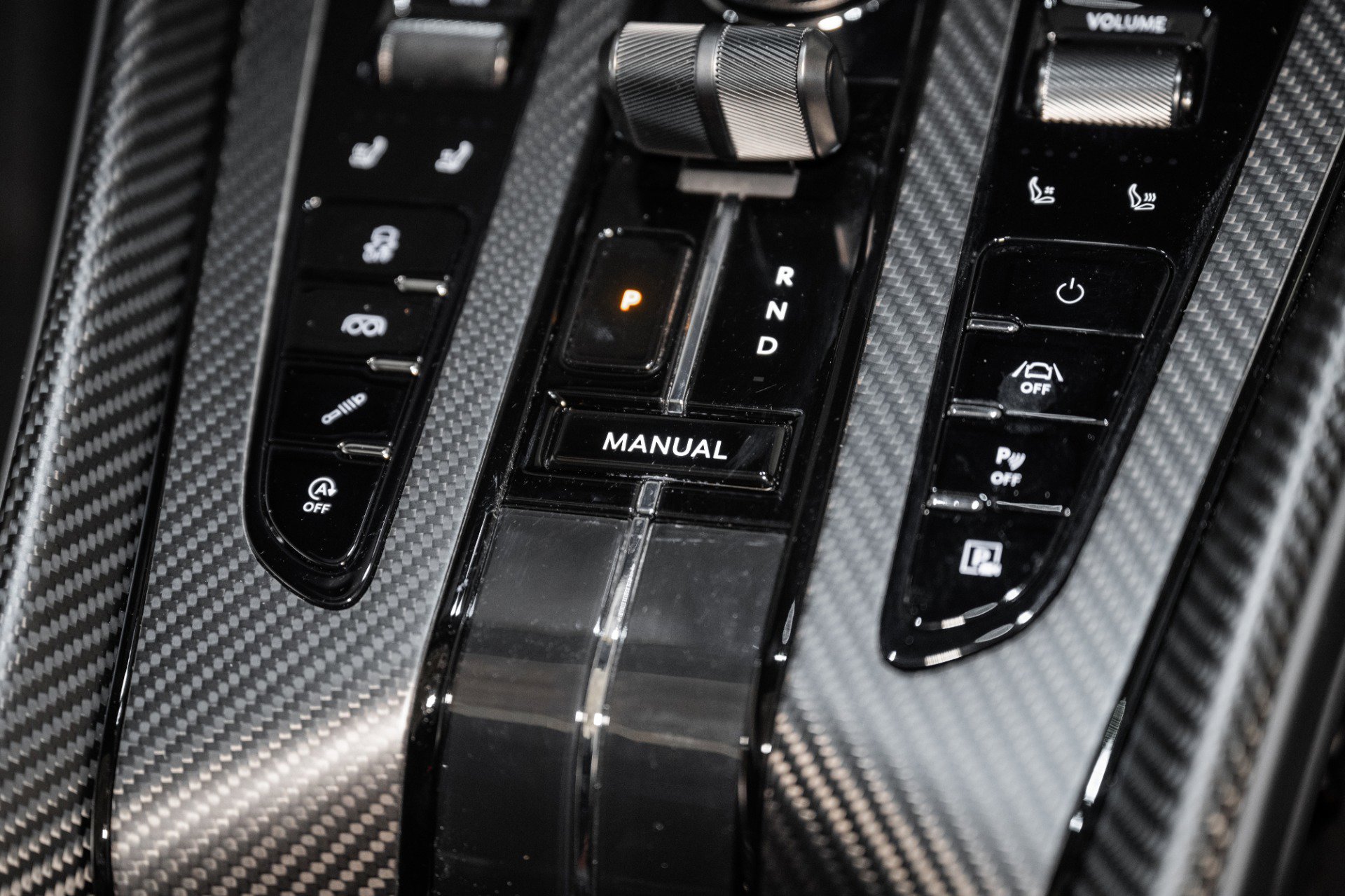 Used 2025 Aston Martin DB12 Coupe image 28