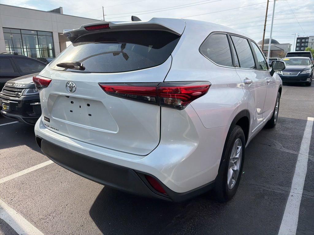 Used 2023 Toyota Highlander L FWD image 3