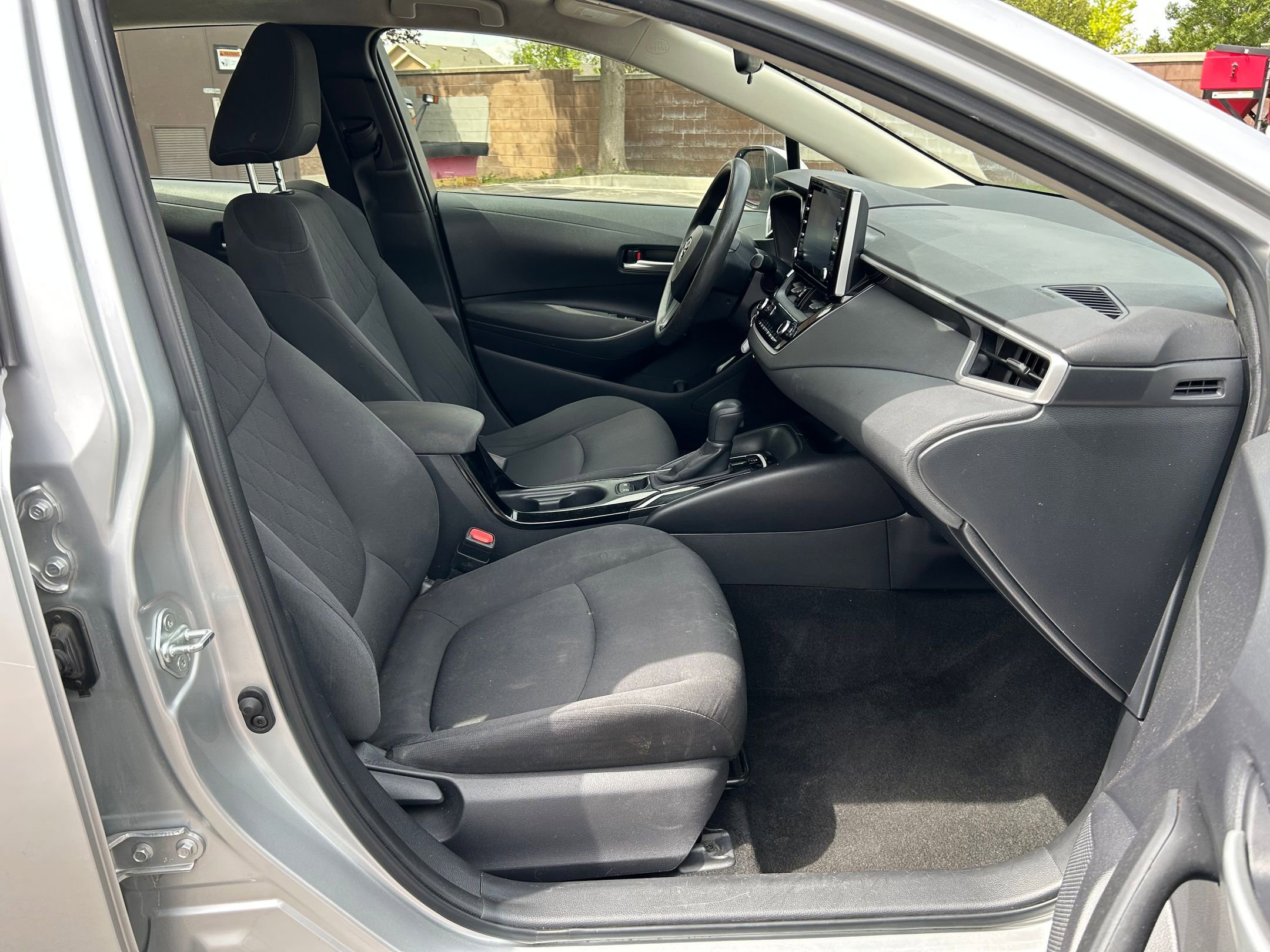 Used 2020 Toyota Corolla LE FWD image 29