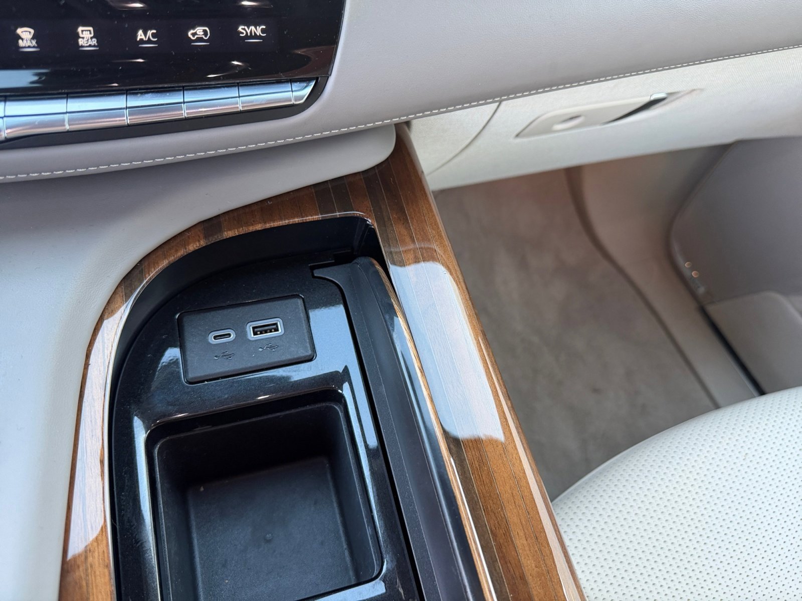 Used 2024 Cadillac Escalade Premium Luxury Platinum image 26