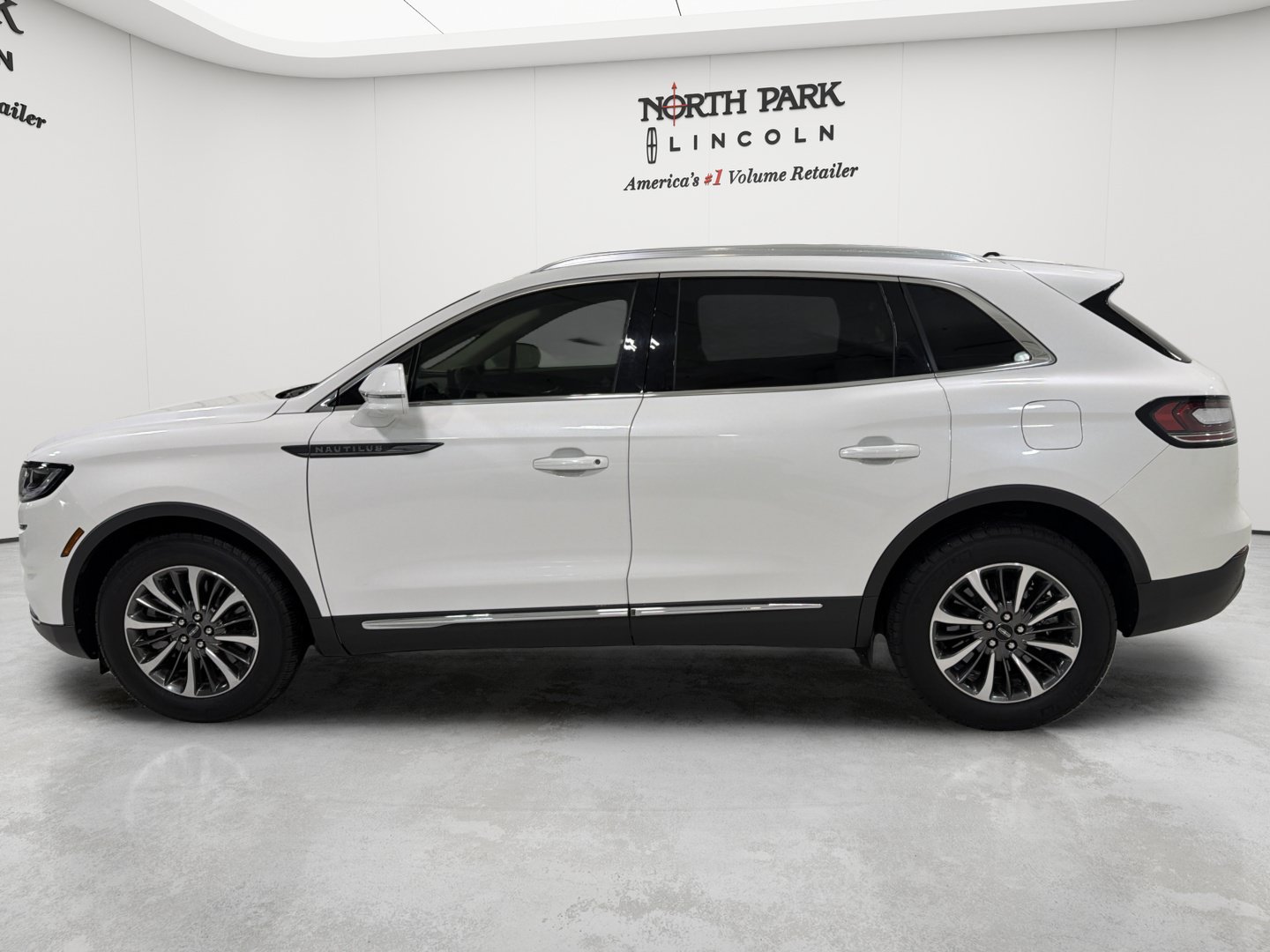 Used 2023 Lincoln Nautilus AWD w/ Premium Package image 2