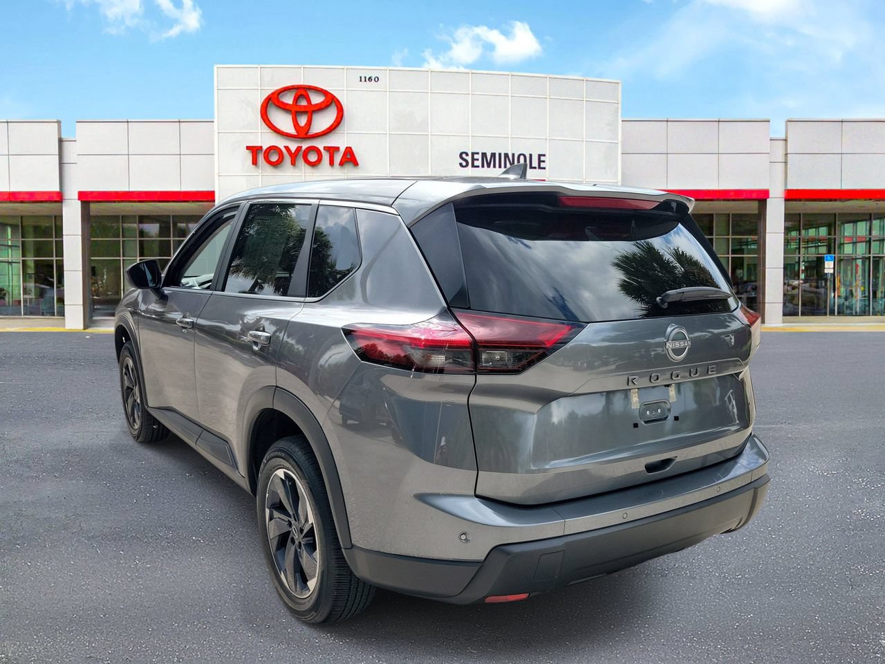 Used 2025 Nissan Rogue SV FWD image 4