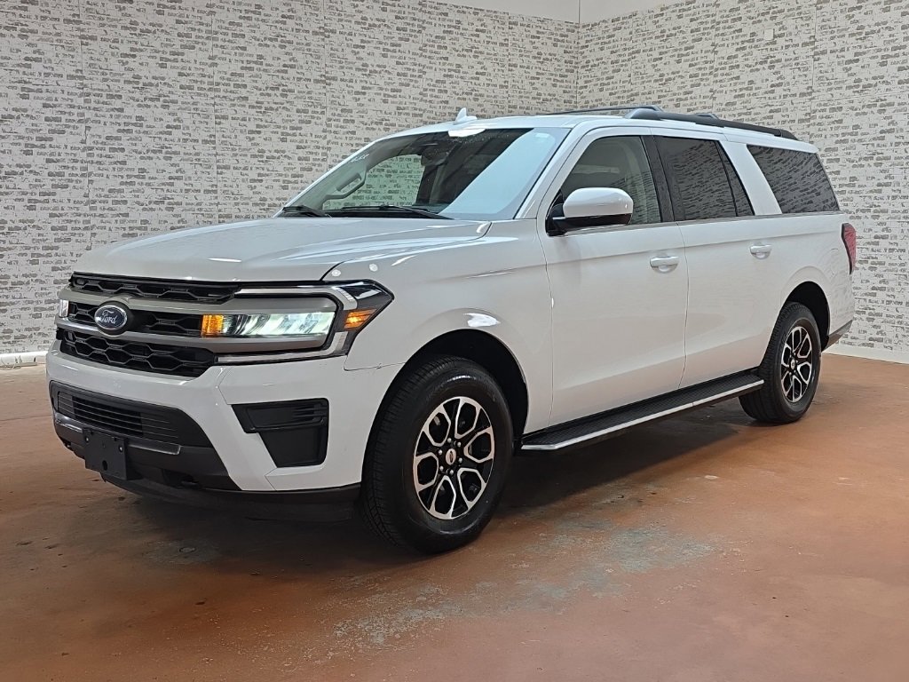 Used 2023 Ford Expedition Max XLT image 3