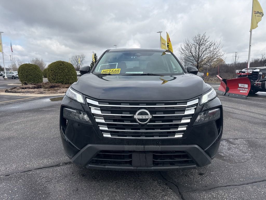 Used 2025 Nissan Rogue SV image 2