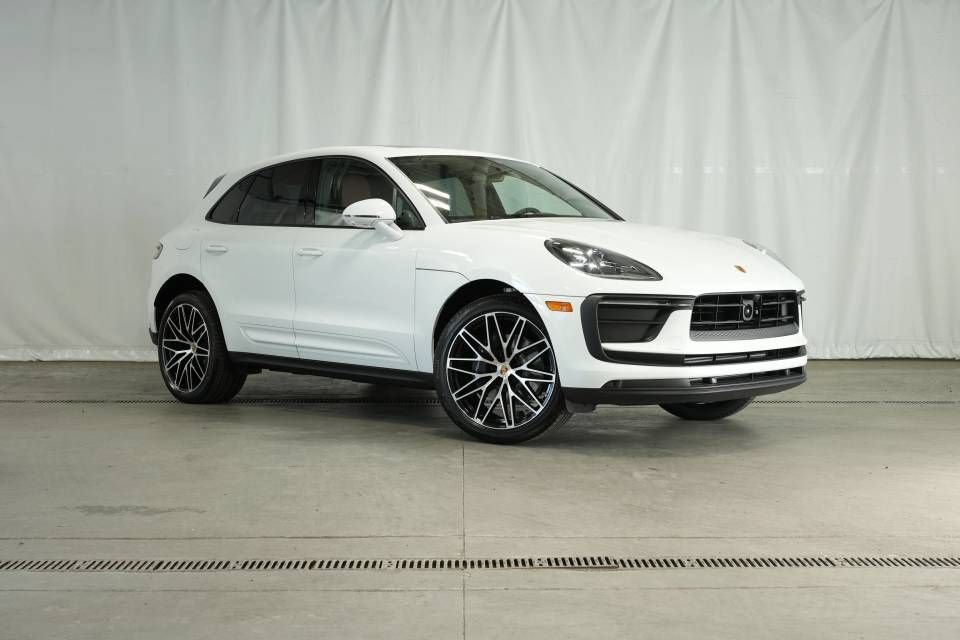 Certified 2025 Porsche Macan AWD/4WD image 9
