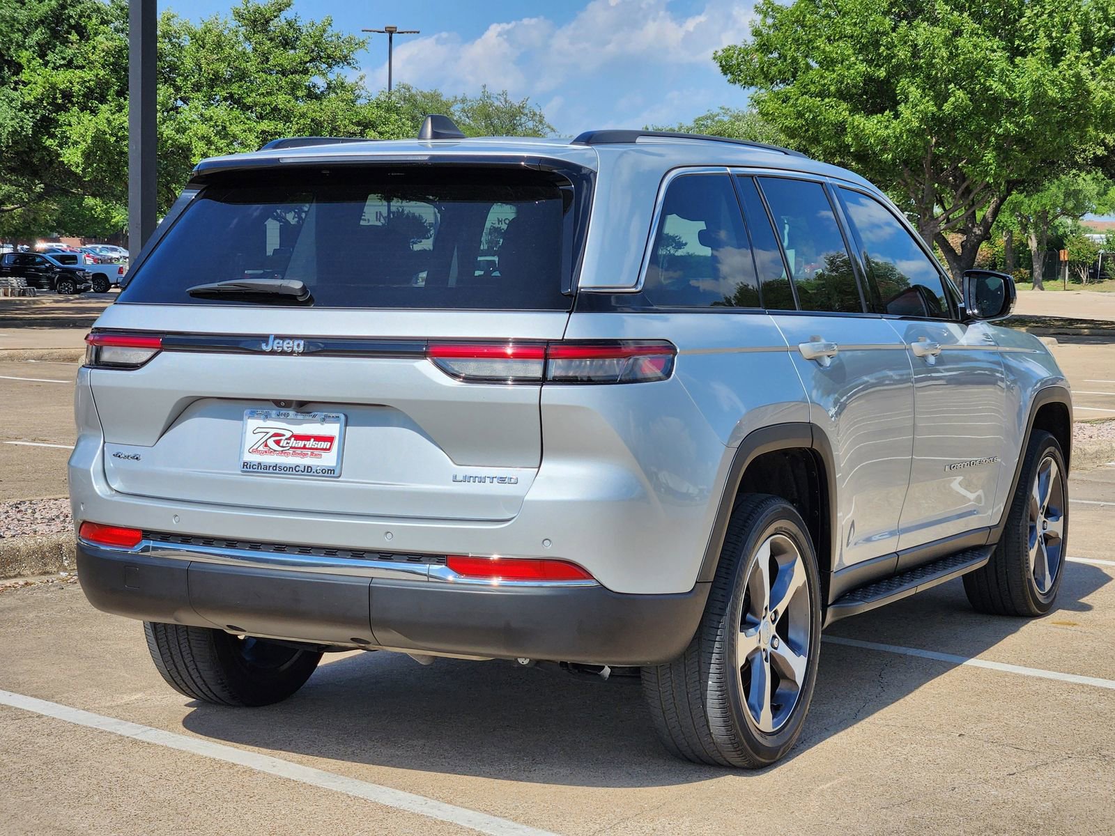 Used 2023 Jeep Grand Cherokee Limited AWD/4WD image 6