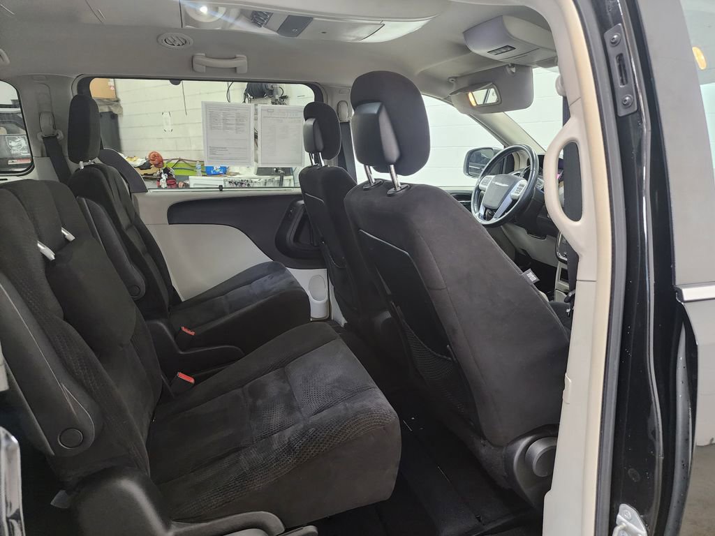 Used 2014 Chrysler Town & Country Touring image 26