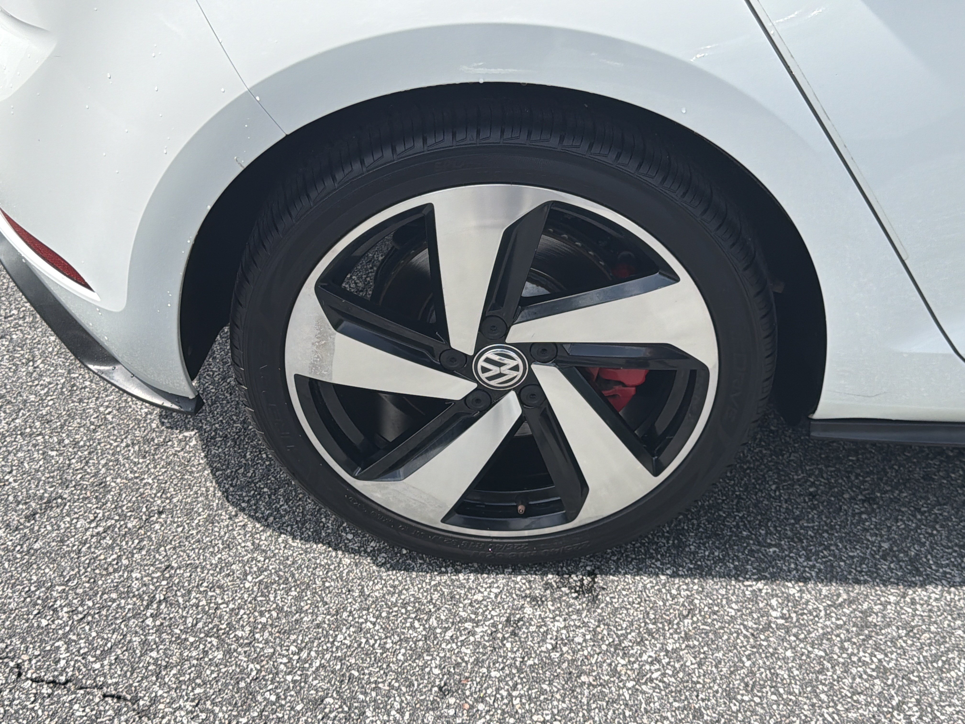 Used 2018 Volkswagen GTI SE FWD image 21