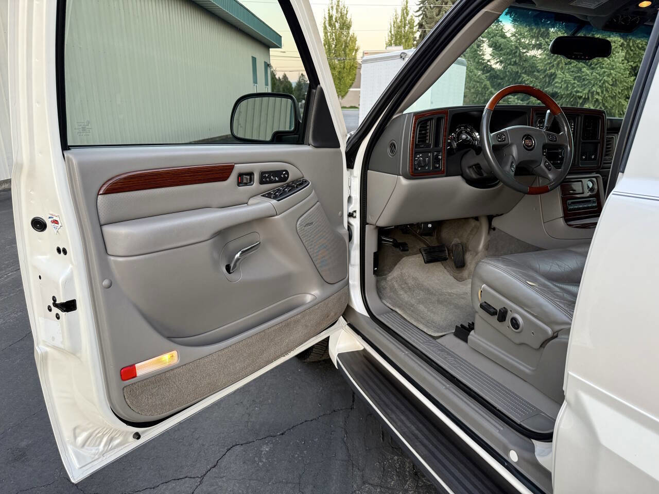 Used 2004 Cadillac Escalade AWD image 8