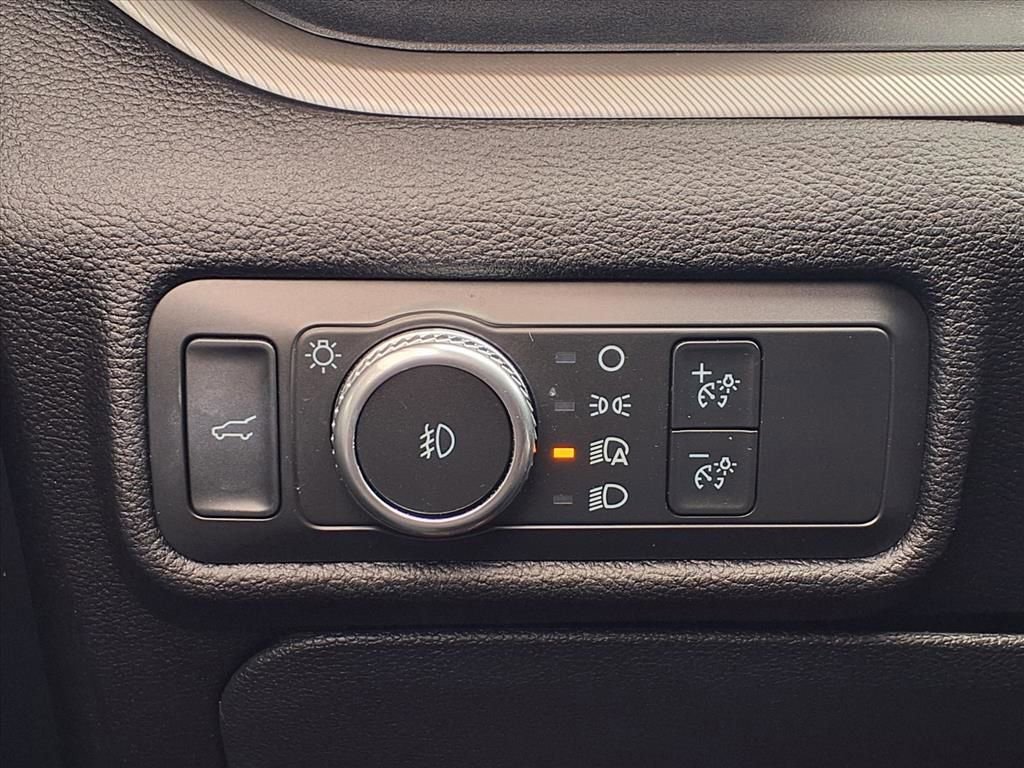 Used 2022 Ford Explorer XLT w/ Equipment Group 202A image 9