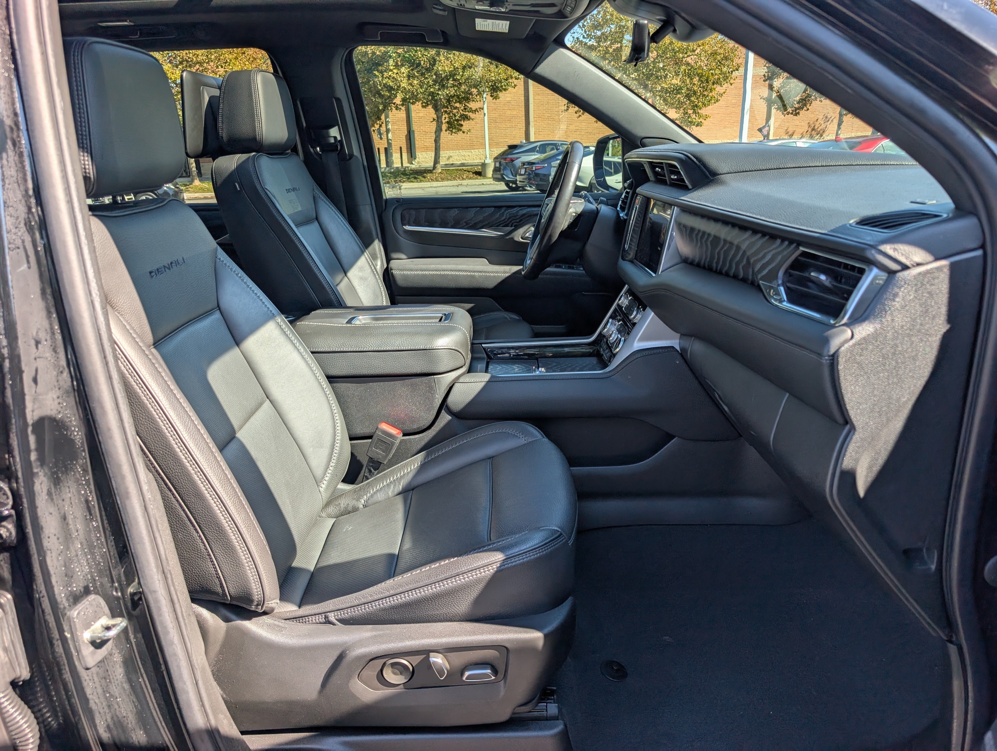 Used 2023 GMC Yukon Denali w/ Denali Reserve Package AWD/4WD image 12
