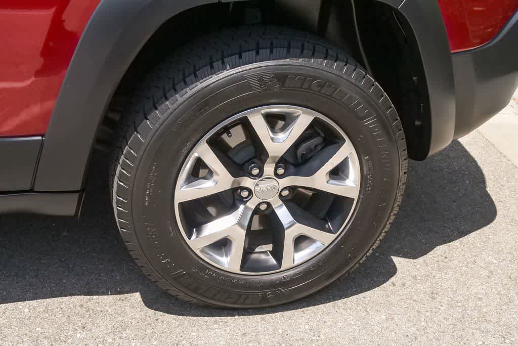 Used 2015 Jeep Cherokee Trailhawk w/ Comfort/Convenience Group AWD/4WD image 6