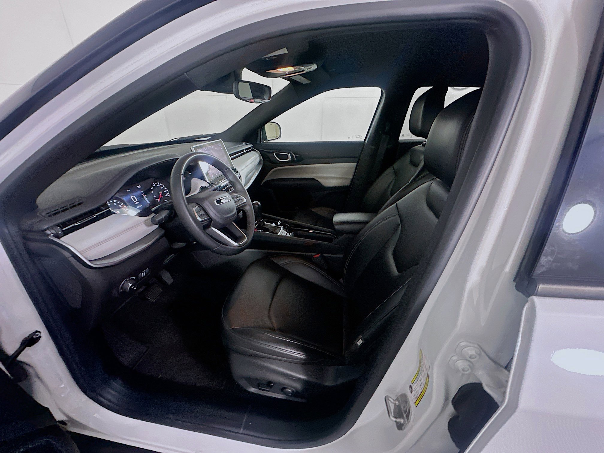 Used 2025 Jeep Compass Limited image 13