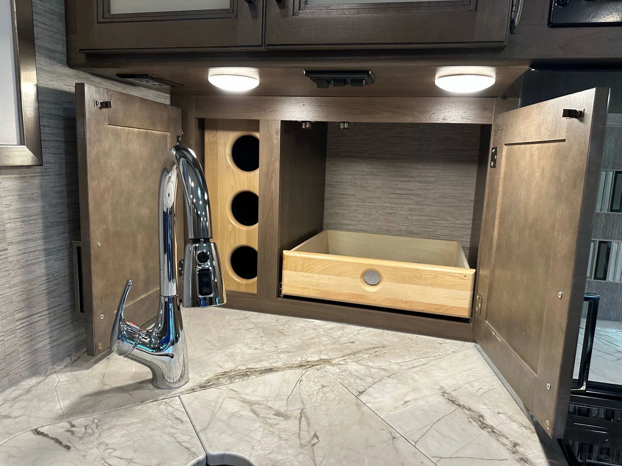 Used 2021 Ford E-450 and Econoline 450 Super Duty w/ Motorhome Prep Package image 49