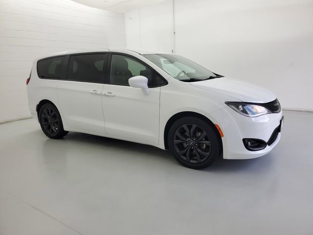 Used 2018 Chrysler Pacifica Touring Plus w/ S Appearance Package image 4