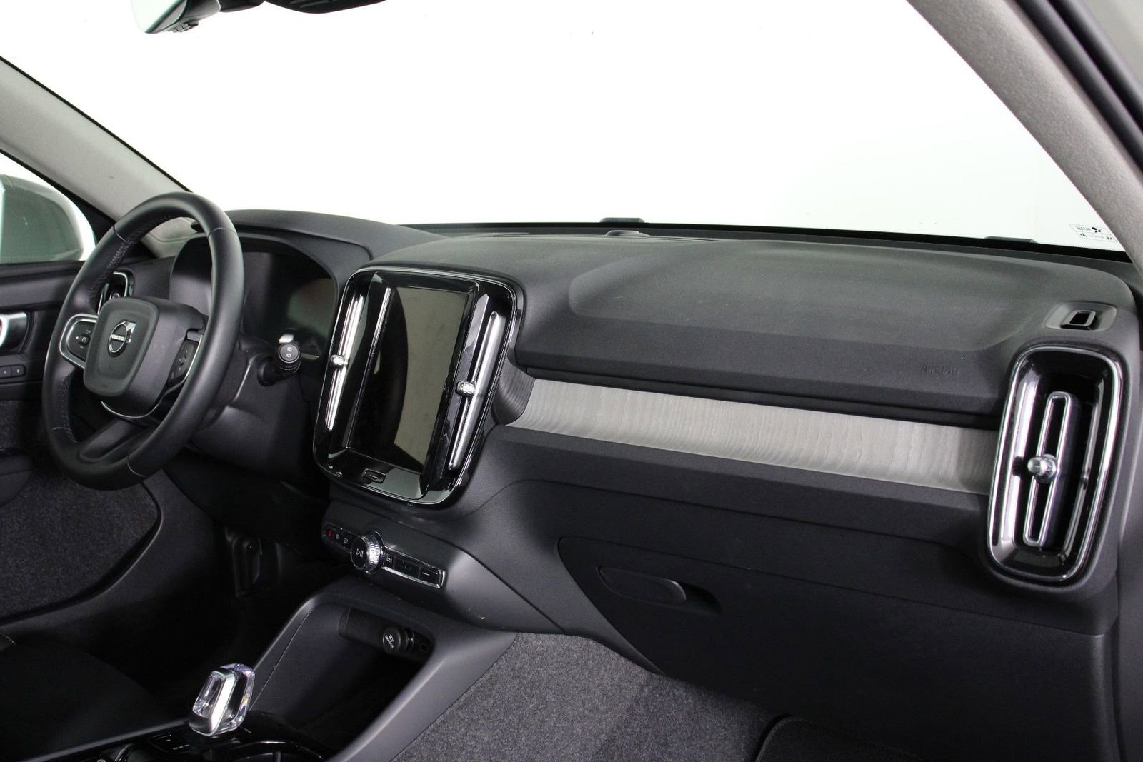 Certified 2025 Volvo XC40 B5 Plus image 22