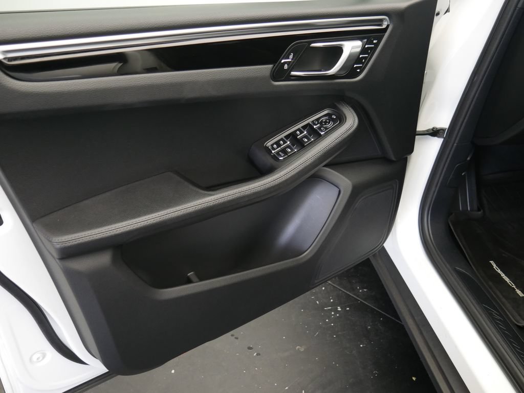 Certified 2023 Porsche Macan AWD/4WD image 4