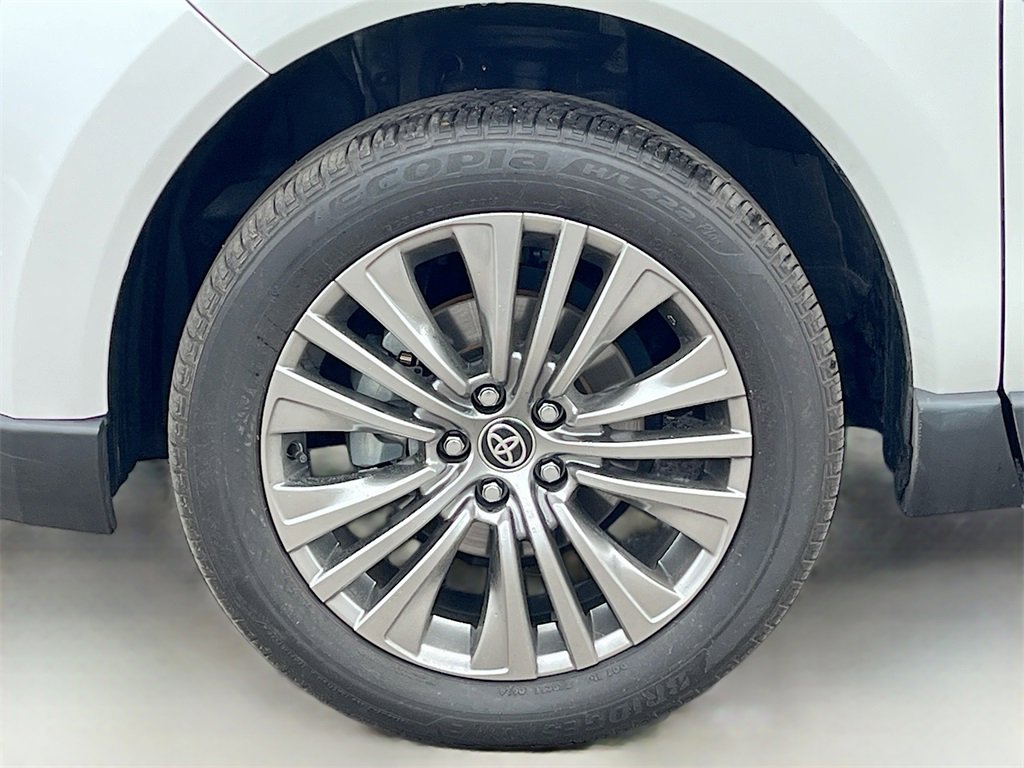 Used 2024 Toyota Venza XLE image 28