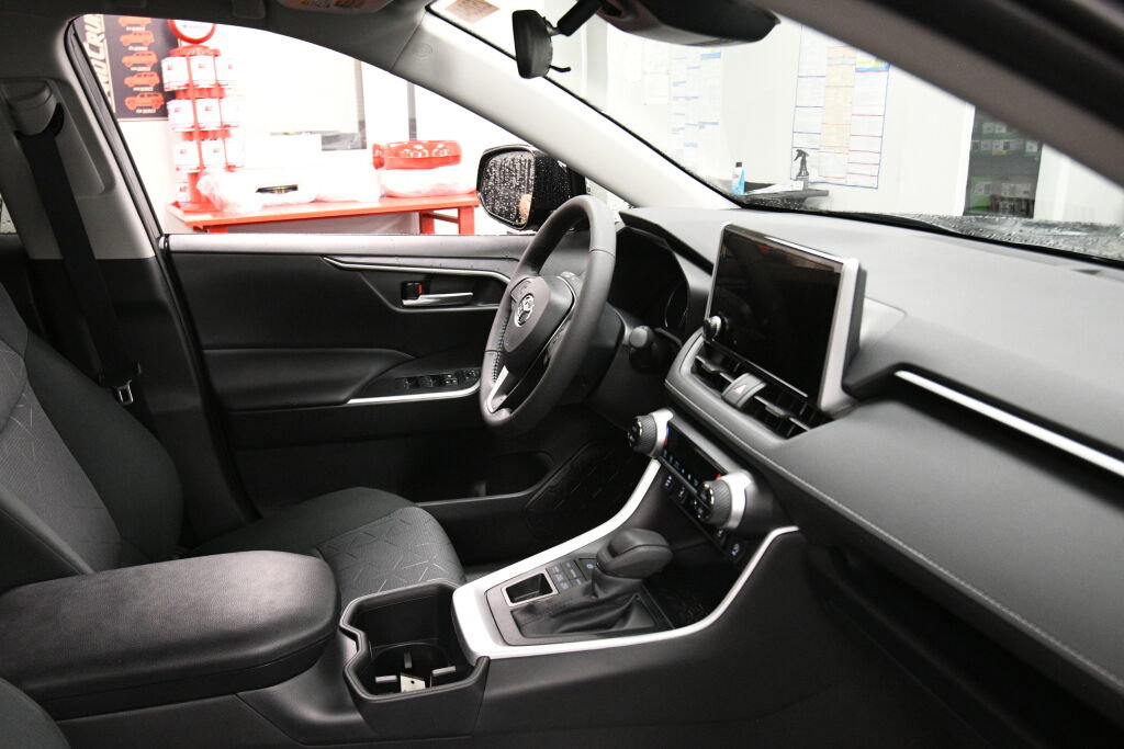 Used 2025 Toyota RAV4 XLE image 30