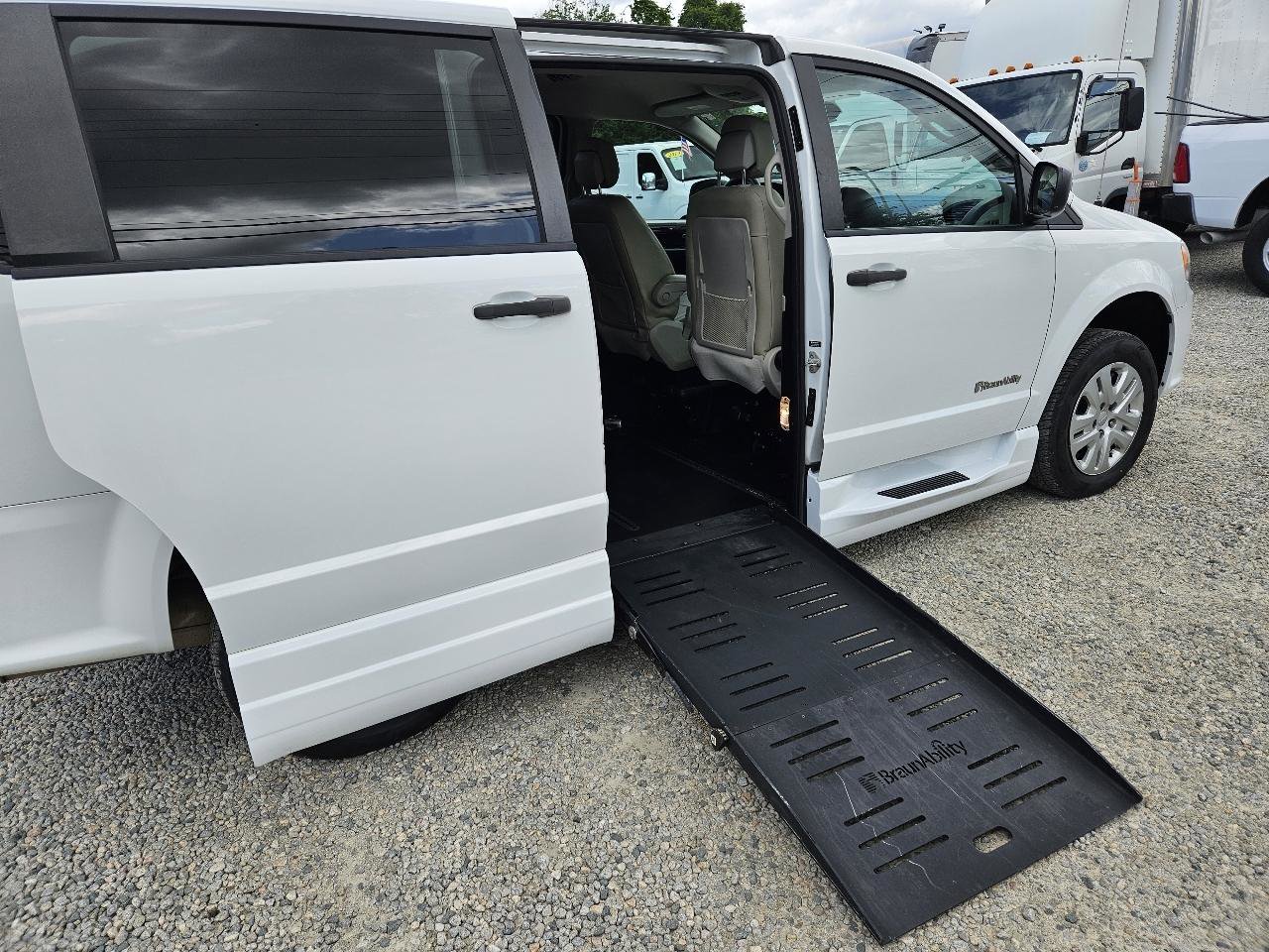 Used 2019 Dodge Grand Caravan SE w/ Power Convenience Group I FWD image 11