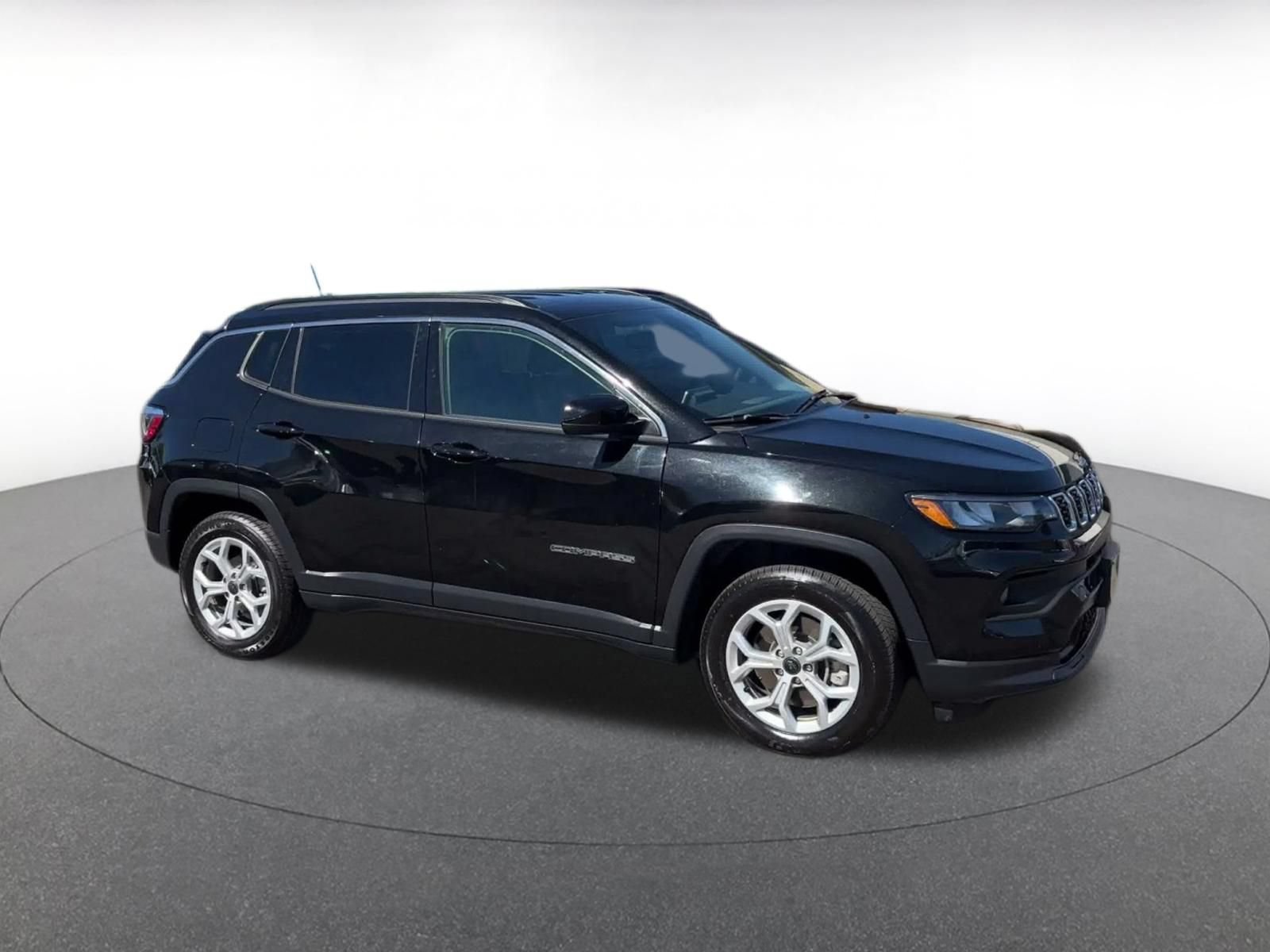 Used 2025 Jeep Compass Latitude AWD/4WD image 2