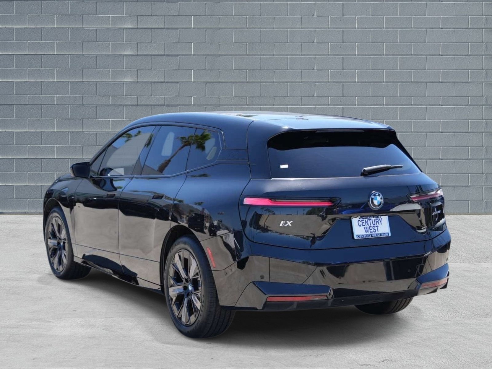 Used 2024 BMW iX xDrive50 w/ Sport Package AWD/4WD image 3
