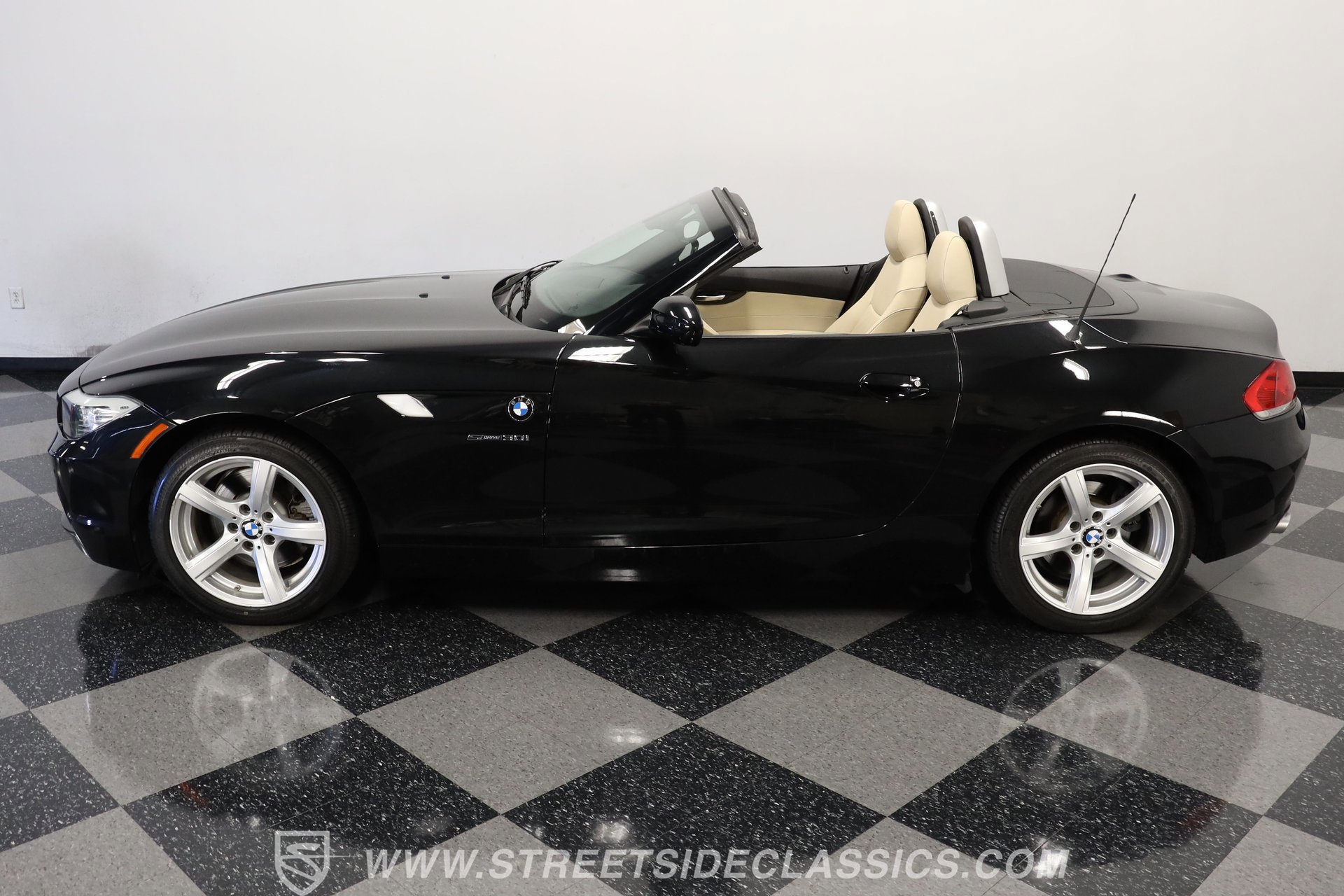 Used 2011 BMW Z4 sDrive30i image 2